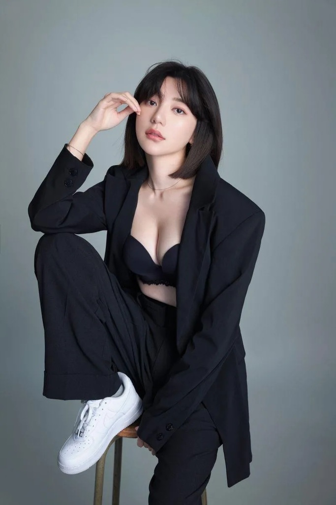 3 郭雪芙保養美胸著重按摩。（圖／HASHTAG 提供）.jpg