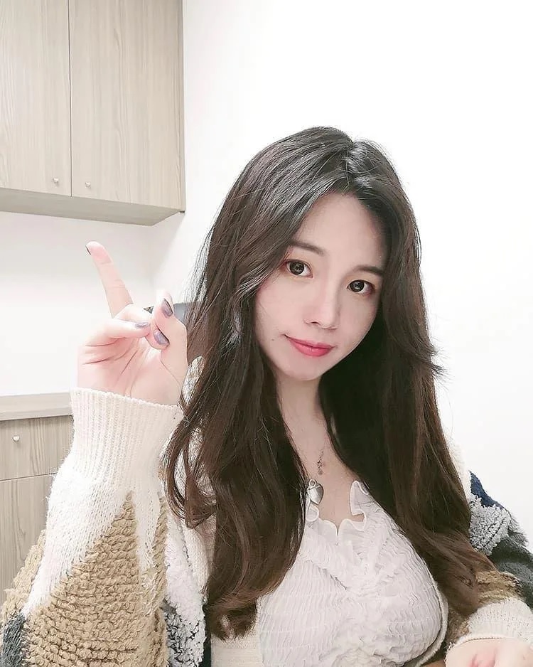 2 綠肥兒畢業於陽明大學，去年在第一線抗疫，因擁有清麗臉龐、火辣身材，讓她在PTT爆紅。.jpg.jpg