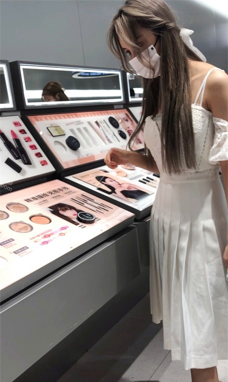 看化妝品的長裙.jpg