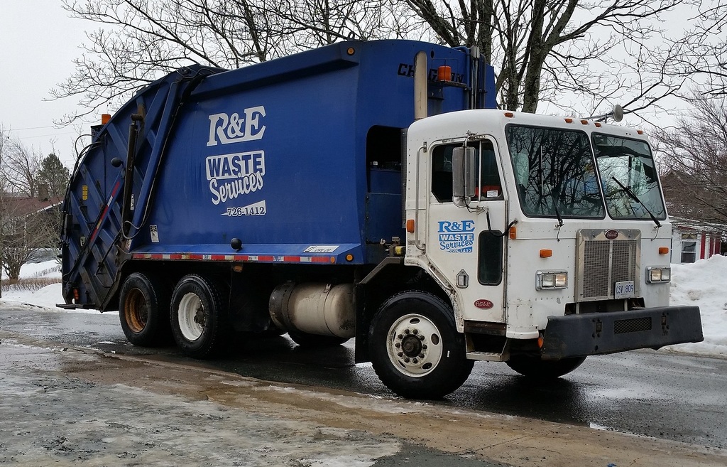 2560px-R&E_Garbage_trucka.jpg