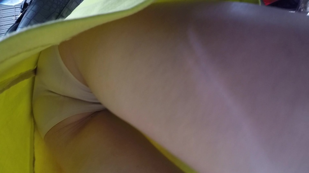 黄色连衣裙美女，屁缝夹得很深 24.jpg