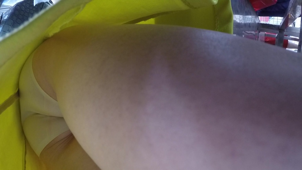 黄色连衣裙美女，屁缝夹得很深 26.jpg