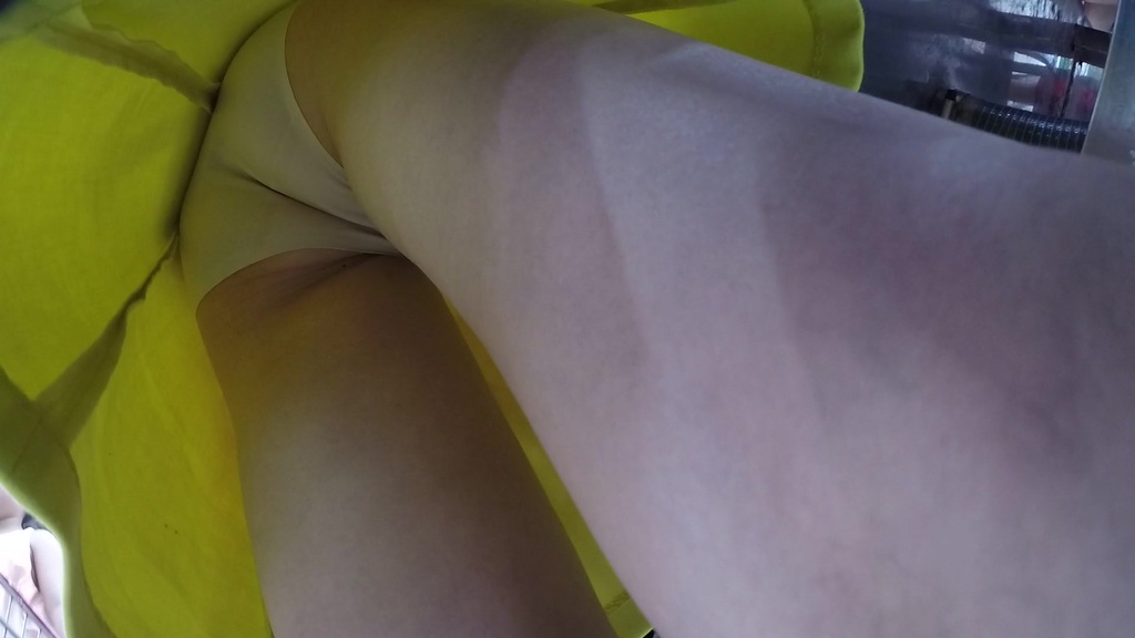 黄色连衣裙美女，屁缝夹得很深 41.jpg