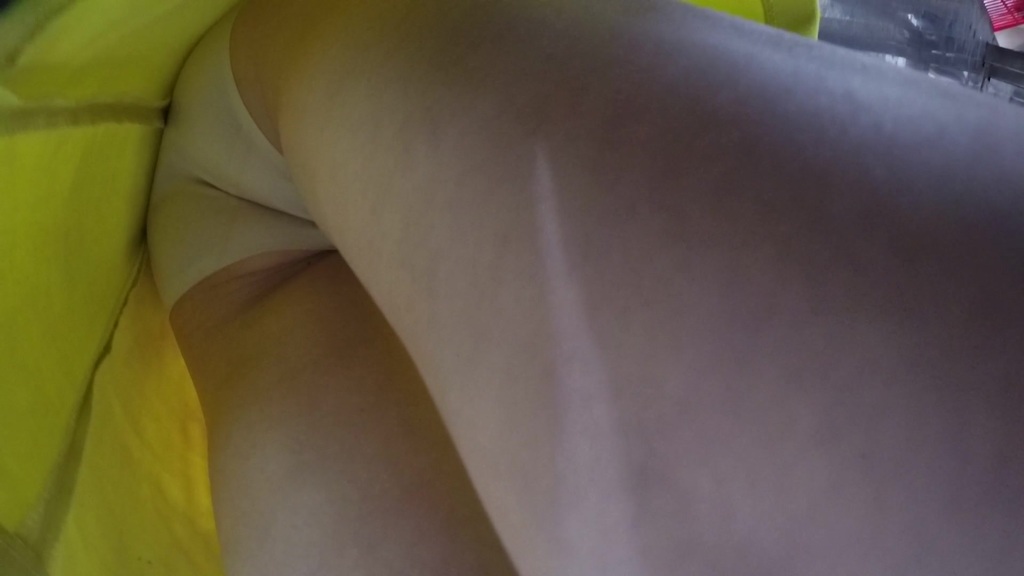 黄色连衣裙美女，屁缝夹得很深 45.jpg