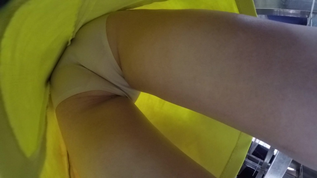 黄色连衣裙美女，屁缝夹得很深 51.jpg