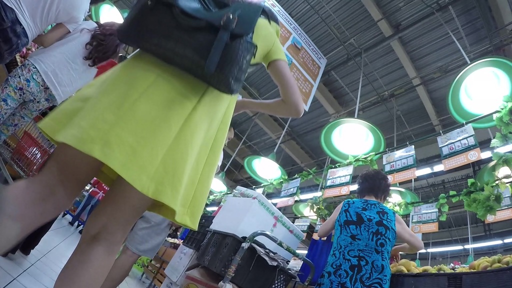 黄色连衣裙美女，屁缝夹得很深 57.jpg