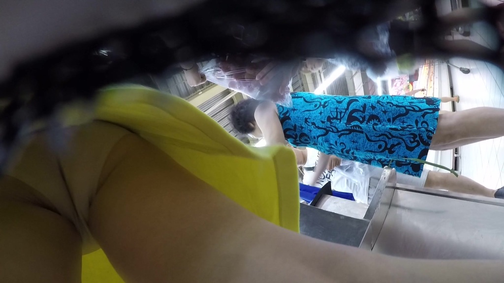 黄色连衣裙美女，屁缝夹得很深 76.jpg