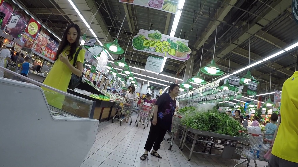 黄色连衣裙美女，屁缝夹得很深 80.jpg