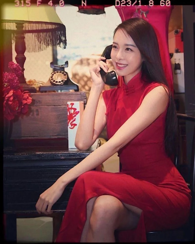 2 李元玲穿上火紅旗袍拜年，襯托身材的曲線。（圖／翻攝李元玲IG）.jpg.jpg