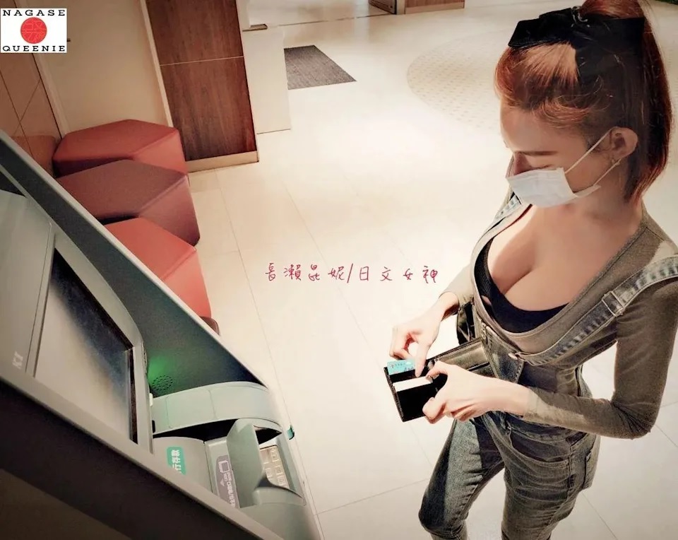 1 辣妹ATM領錢，身分是連千毅愛將。.jpg