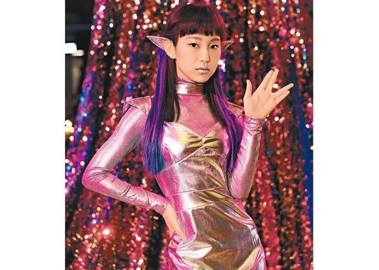 1炎明熹戴上尖耳朵，激似外星人。.jpg