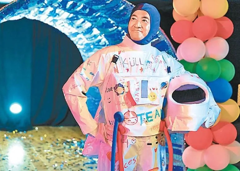 4 鄧梓峰唔使扮都似巴斯光年。.jpg