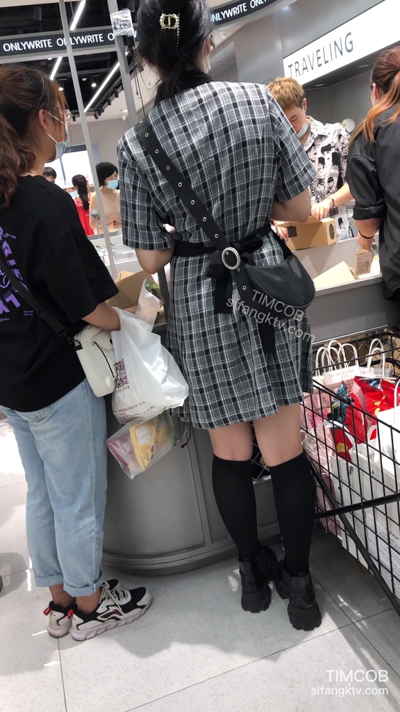 黑色格子保守小美女 03.jpg