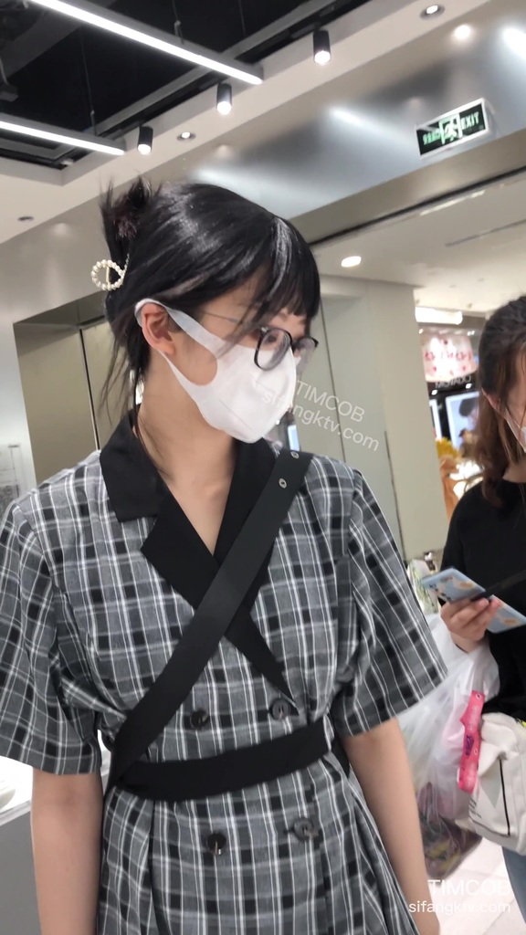 黑色格子保守小美女 49.jpg