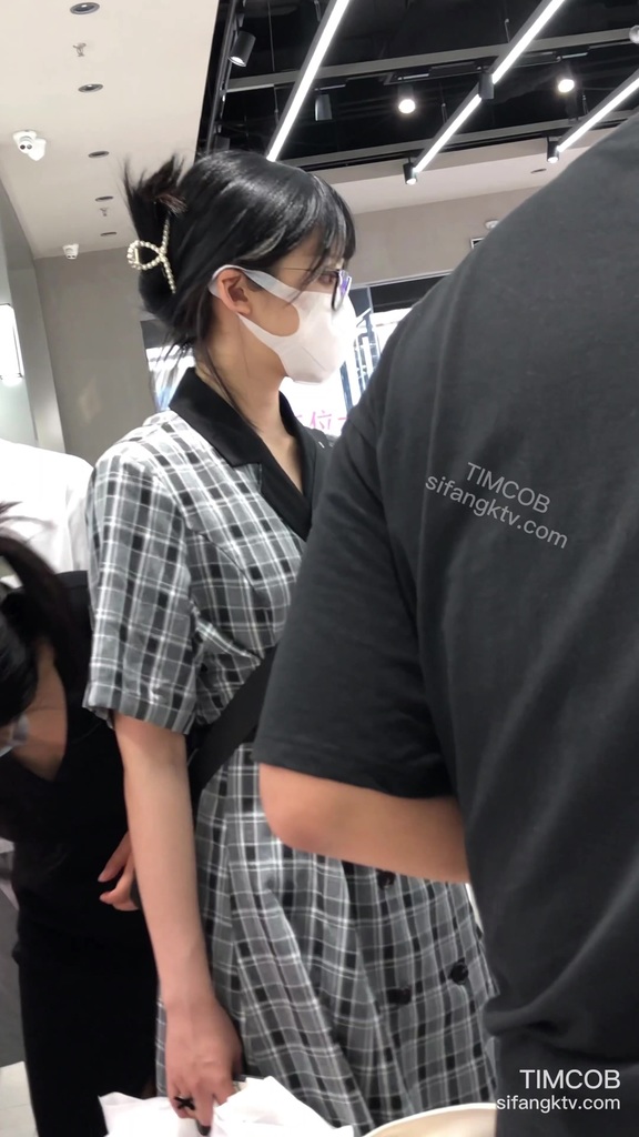 黑色格子保守小美女 63.jpg