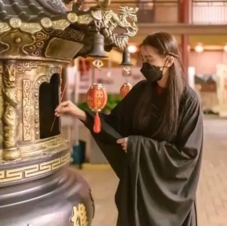 4 王祖賢舉手投足散發優雅氣質。（圖／翻攝微博）.jpg