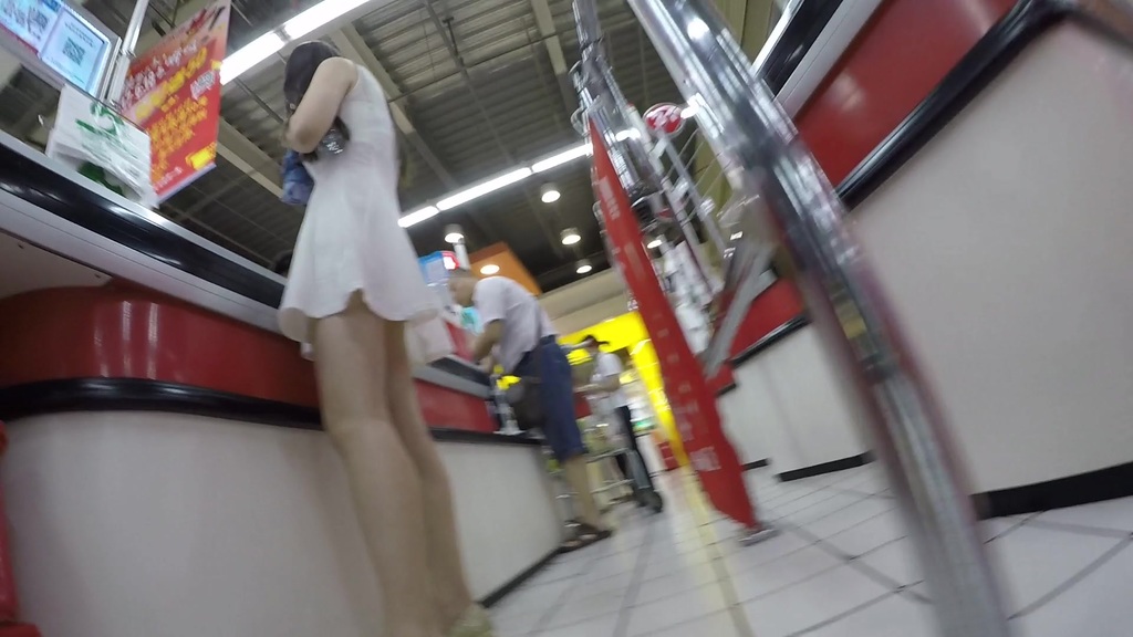 身材极好眼镜妹，安全裤也挡不住你深深的股沟 051.jpg