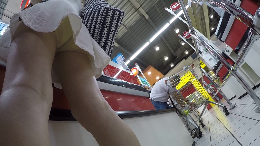 身材极好眼镜妹，安全裤也挡不住你深深的股沟 063.jpg