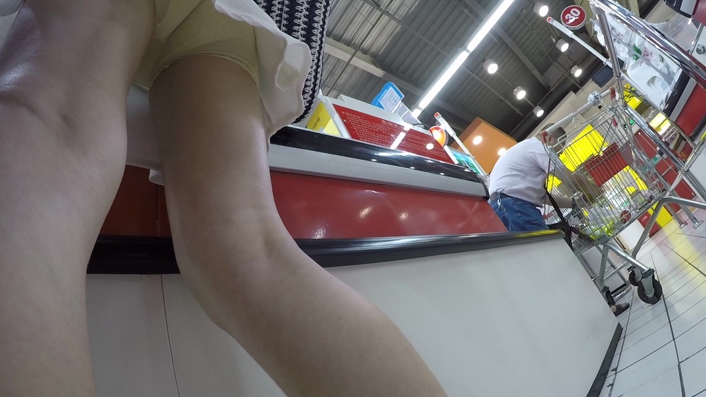 身材极好眼镜妹，安全裤也挡不住你深深的股沟 066.jpg