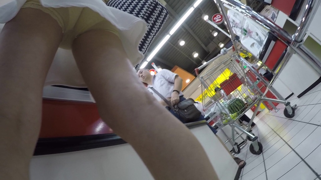 身材极好眼镜妹，安全裤也挡不住你深深的股沟 086.jpg