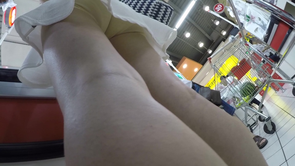 身材极好眼镜妹，安全裤也挡不住你深深的股沟 089.jpg