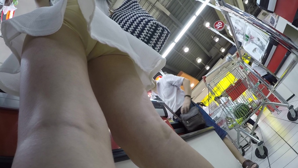 身材极好眼镜妹，安全裤也挡不住你深深的股沟 090.jpg