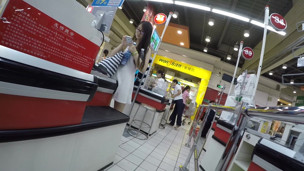 身材极好眼镜妹，安全裤也挡不住你深深的股沟 104.jpg