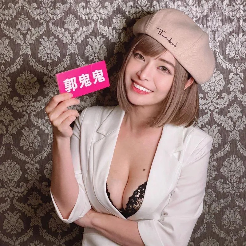 2 郭鬼鬼2019年一組穿比基尼洗車的照片被放上爆料公社，因而爆紅。.jpg.jpg