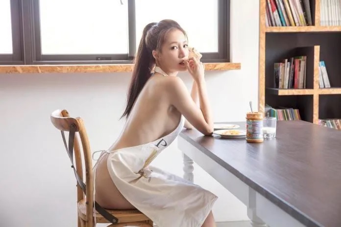 1 林采緹曬出性感的泡湯美照。（圖／林采緹臉書）.jpg