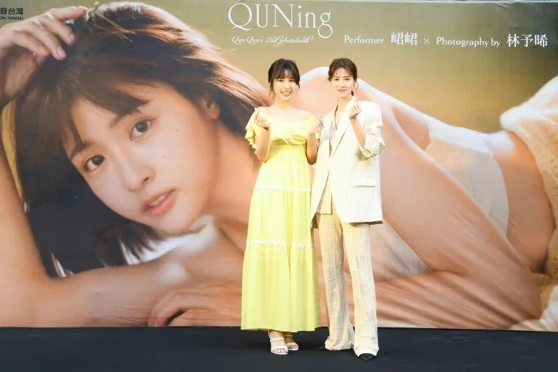 3 峮峮（左）出席寫真書記者會，右為攝影師林予晞。.jpg