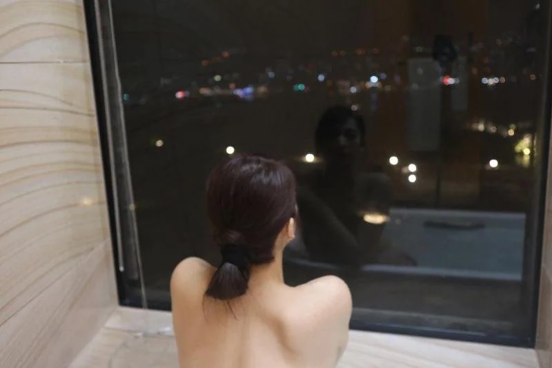 7 阿喜上空抱胸，窗戶倒影讓好身材若隱若現。.jpg