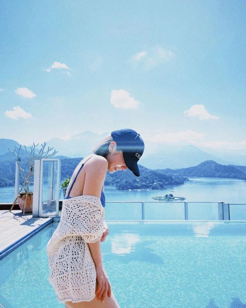 4 因為沒有開放下水，溫妮穿連身泳衣擺拍。.jpg