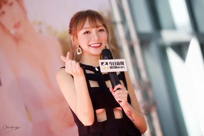 2 林襄出版寫真書及桌曆都深受粉絲喜歡。.jpg