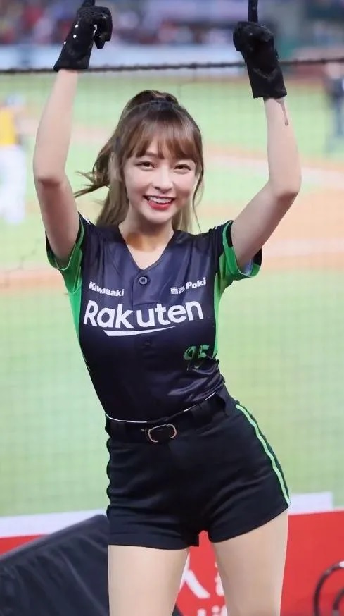 3 林襄擔任啦啦隊，大跳應援舞。.jpg