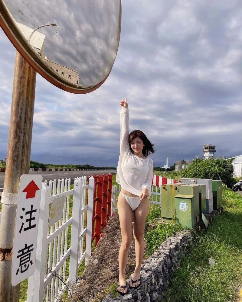 3 壯壯下半身失蹤的美照，令粉絲凍抹條！（圖／翻攝壯壯FB）.jpg