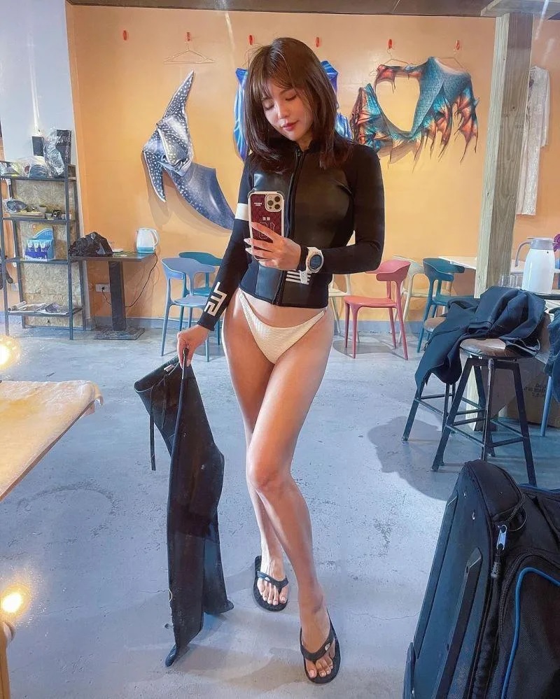 2 壯壯脫掉潛水衣，展現性感好身材。（圖／翻攝壯壯FB）.jpg