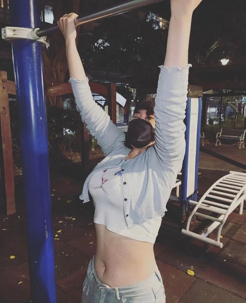 2 開水小姐拉單槓表情痛苦。（圖／翻攝開水小姐IG）.jpg