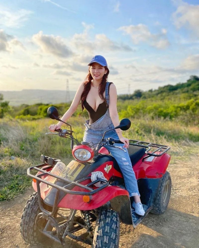 5 徐恩在沙灘車上留影。（圖／徐恩 Hannah IG）.jpg