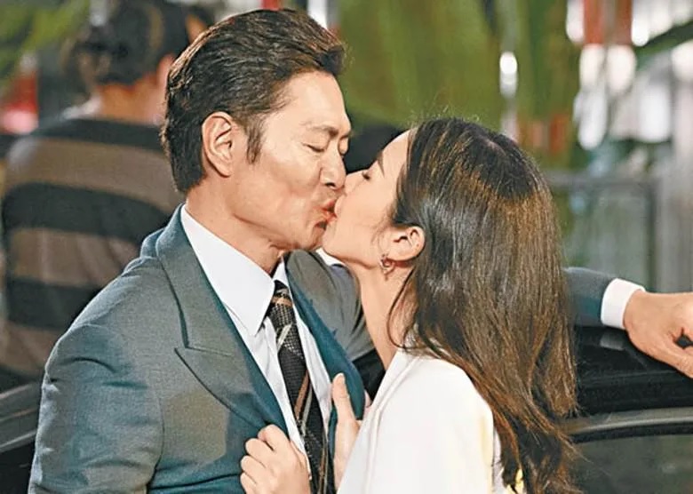 2 黃德斌被麥明詩捉實錫錫，大呼好舒服！.jpg