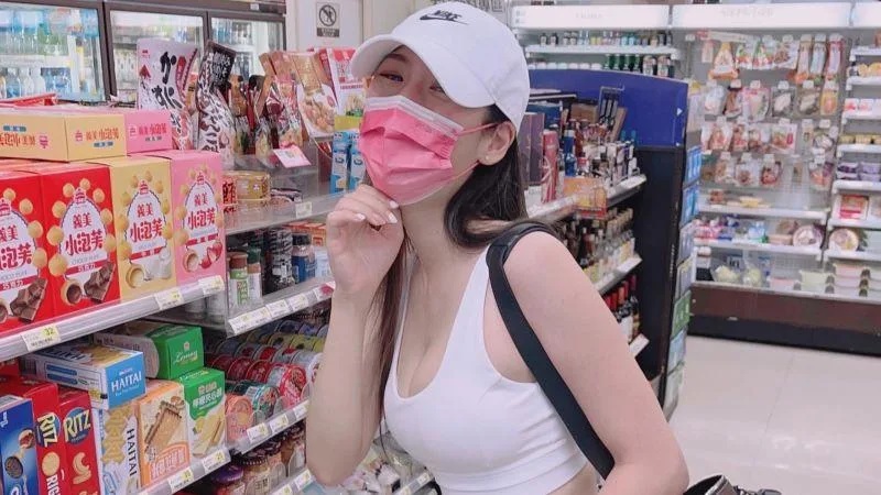 1 超商丁字褲辣妹身分曝光。（圖／wawa00321 IG）.jpg