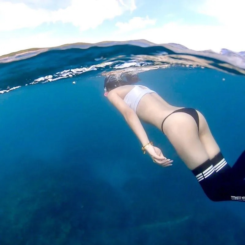 5 WaWa IG上的照片，顯示她曾穿潛水服裝，直接到超商買飲料。（圖／wawa00321 IG）.jpg.jpg