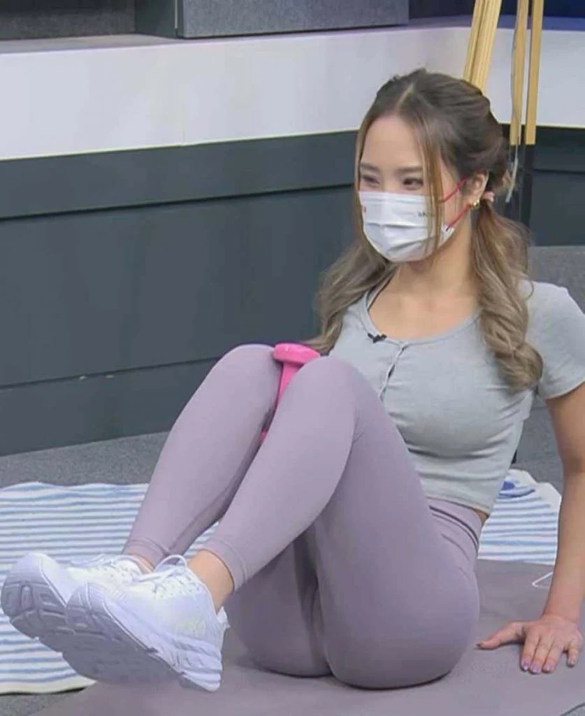 2 Icy今次換上孖辮妹的造型，緊身衫當然唔少得。.jpg