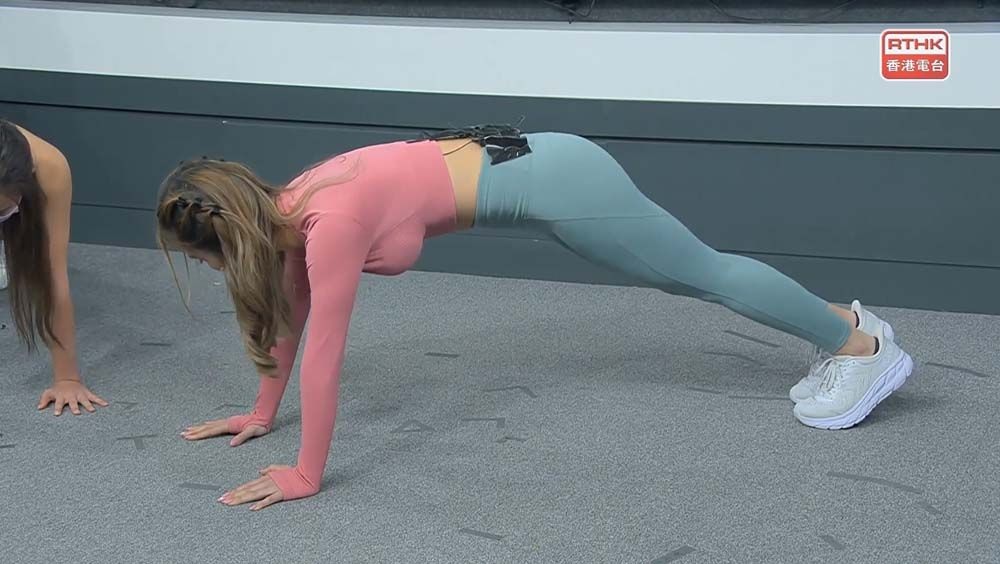 8 其中更有做掌上壓的示範，令Icy玲瓏浮凸的好身材表露無遺。.jpg