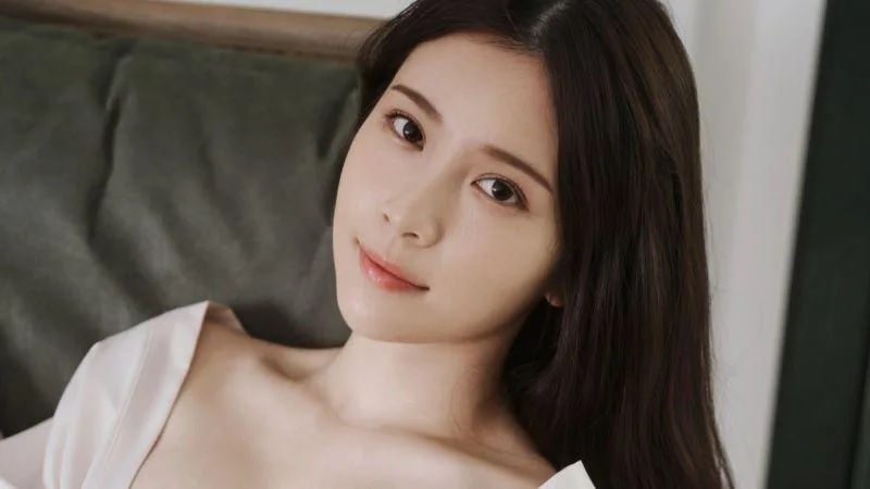 1 鄭家純「無罩」試穿新衣。.jpg