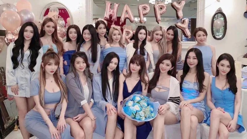 1 「情色教主」雪碧分享好友慶生合照。（圖／真雪碧 無雙ss臉書）.jpg.jpg