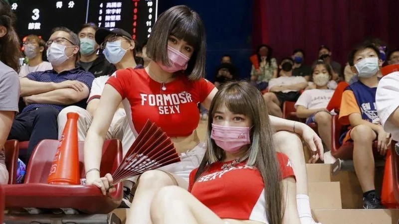 1 梓梓原本要澄清球場上太辣的謠言，結果照片再度打臉，也讓3萬名粉絲暴動。（圖／翻攝自梓梓IG）.jpg.jpg