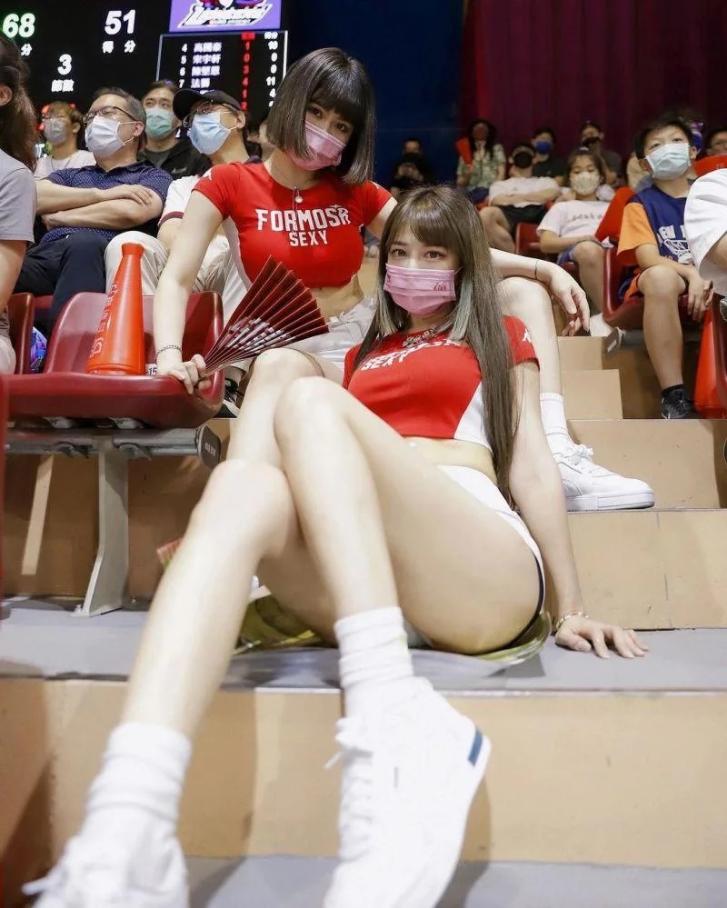 2 邪惡角度把梓梓的身材提升一個檔次，雙腿膝蓋微微碰觸，專業的姿勢，讓人直噴鼻血。（圖／翻攝自梓梓IG）.jpg.jpg