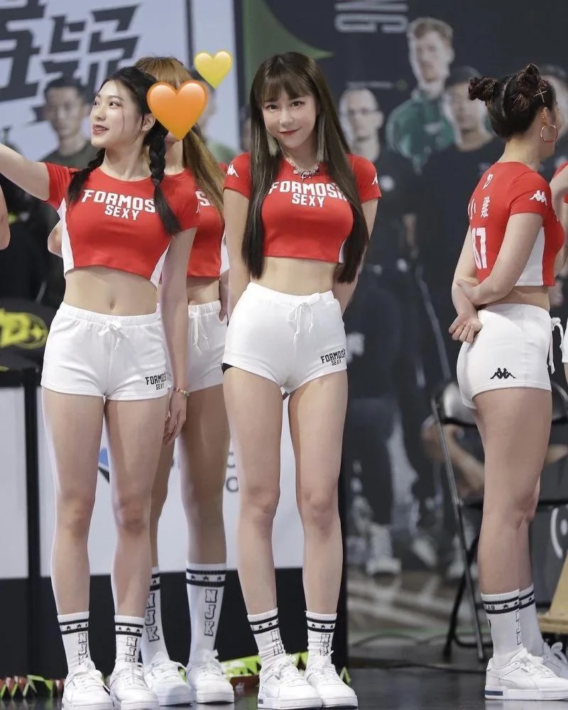 3 梓梓靠著嚴格的飲食控制和運動，才成為球場上大家目不轉晴的焦點。（圖／翻攝自梓梓IG）.jpg.jpg