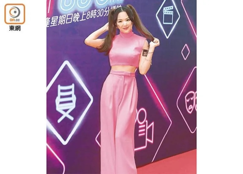 1 久未出席公開場合的馮盈盈，受訪時如「開籠雀」般講不停。.jpg