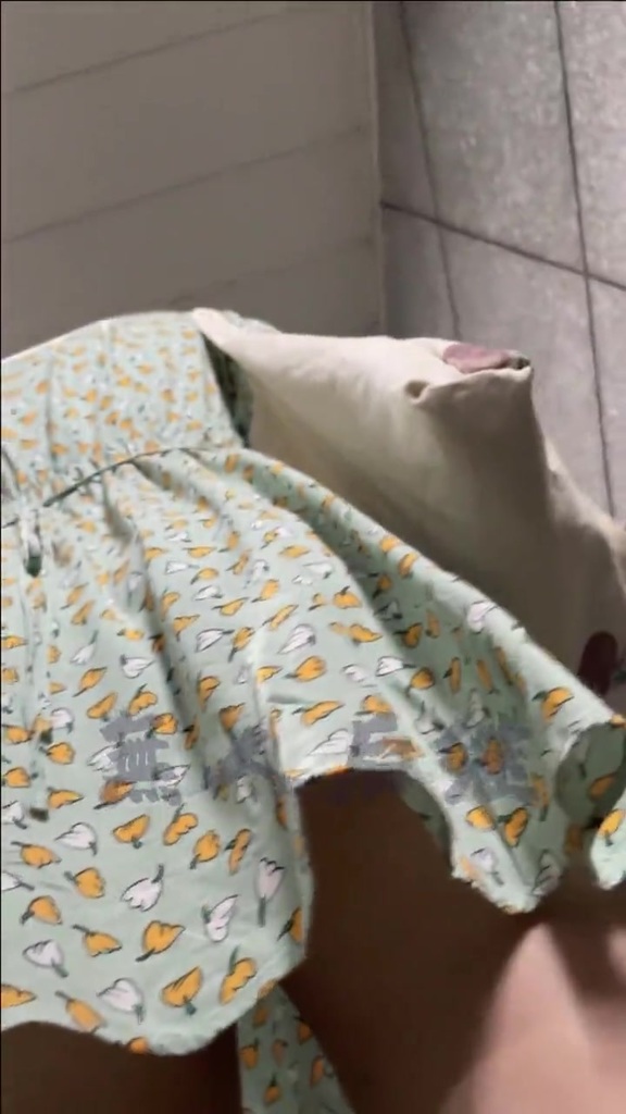 太优秀了轻飘飘的裙子给你裙子掀起内内都卡在屁屁里了 - - 原创裙底cd电报 12.jpg.jpg